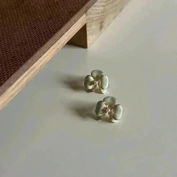 Gradient Phalaenopsis With Pearls Earrings - Picture 3 of 9